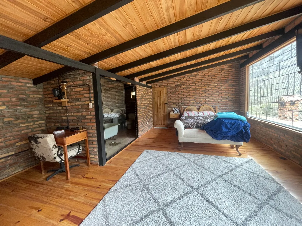 Main bedroom with en-suite bath